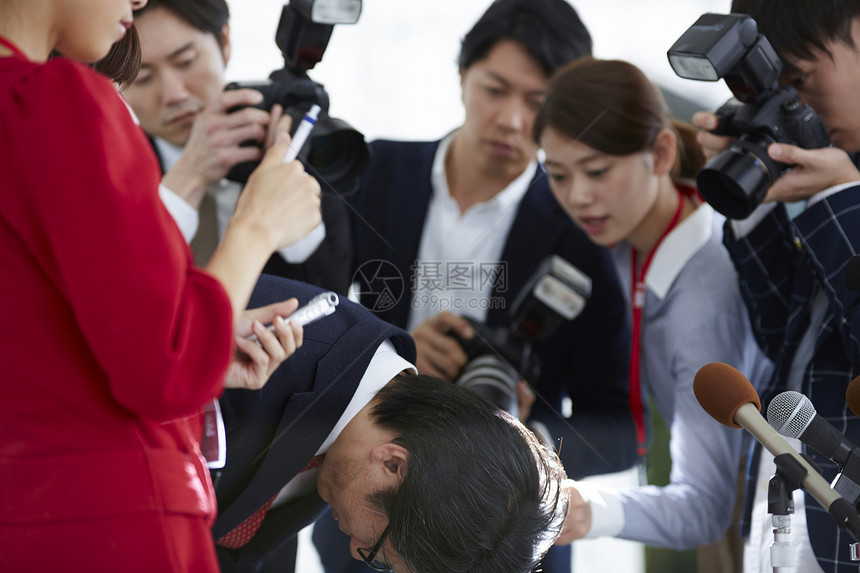 记者采访发布会上道歉的男子图片