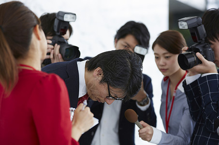 记者采访发布会上道歉的男子图片