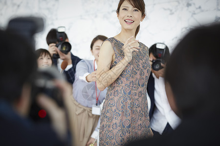 女明星走红毯记者摄影师围绕走红毯的公众人物背景