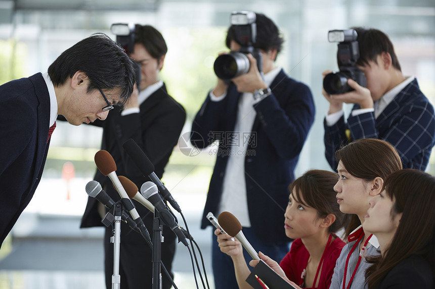 记者采访发布会上道歉的男子图片