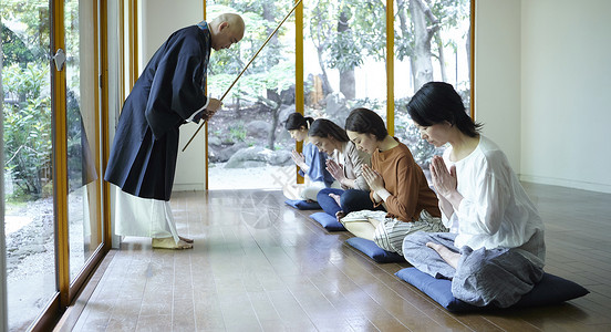 佛教高僧向女性鞠躬图片