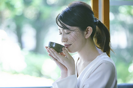 女人喝茶享受图片