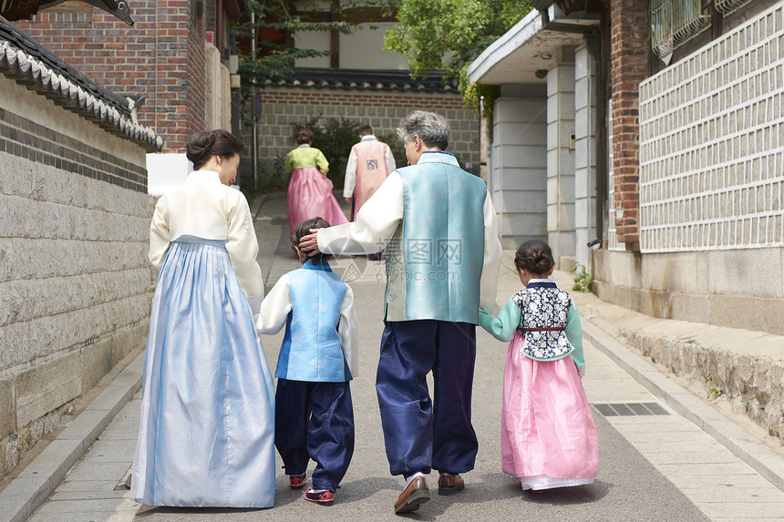 穿着韩国传统服饰的大家庭图片