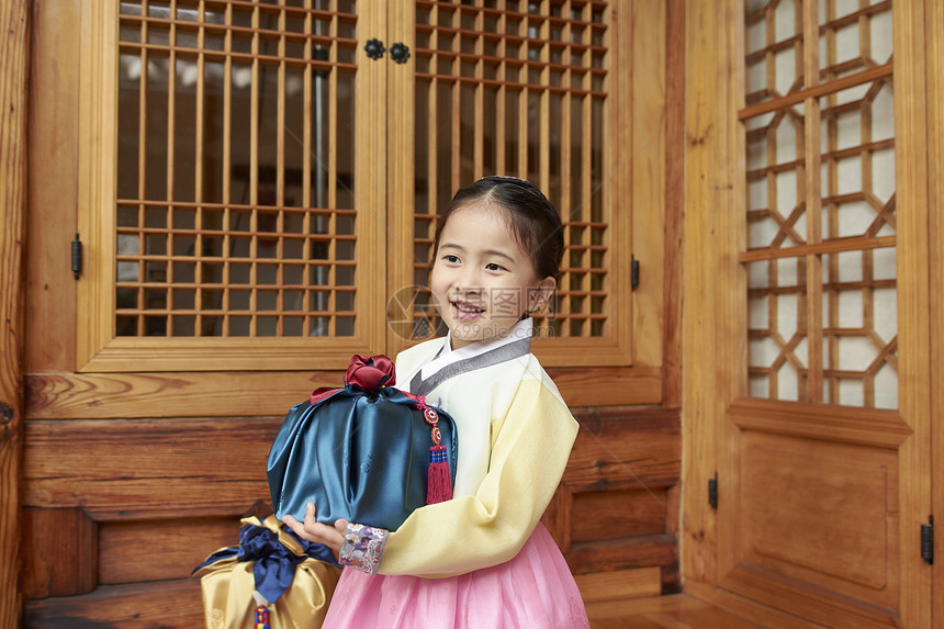 穿着韩国传统服饰的小女孩捧着礼物盒图片