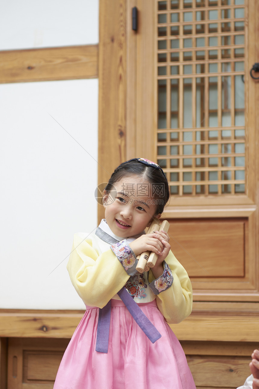 穿着韩国传统服饰的小女孩图片
