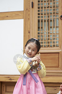 穿着韩国传统服饰的小女孩背景图片