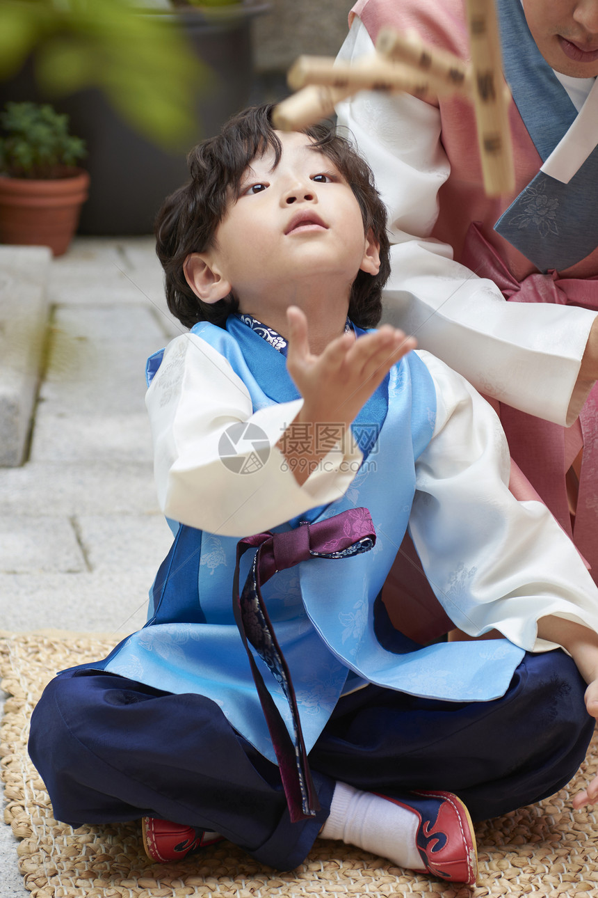 穿着韩国传统服饰的小男孩玩游戏图片
