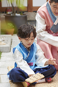 穿着韩国传统服饰的小男孩玩游戏图片