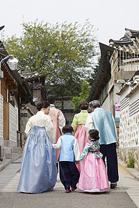 穿朝鲜民族服饰的一家人出游背景图片