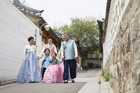 穿朝鲜民族服饰的一家人出游图片
