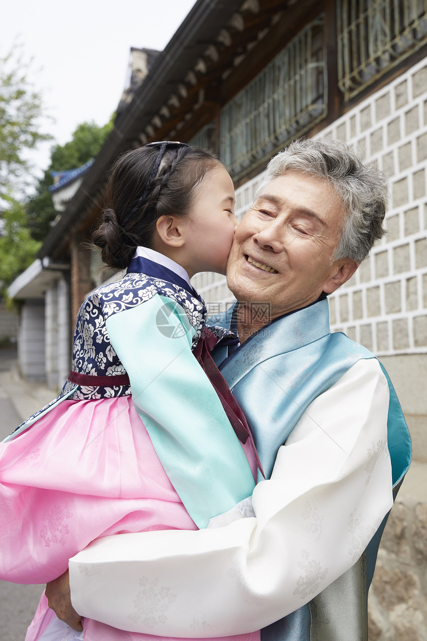 穿朝鲜服饰的爷爷抱着孙女图片