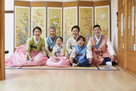 学说穿朝鲜民族服饰的一家人背景