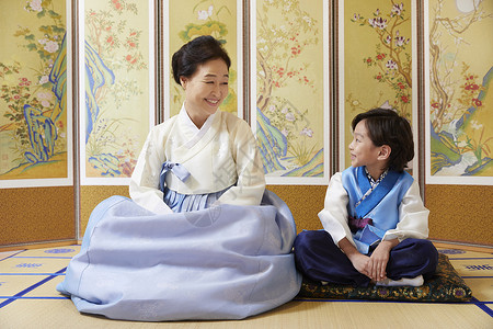 穿朝鲜服饰的祖孙二人坐在一起图片