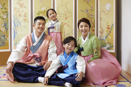 学说穿朝鲜民族服饰的一家人背景
