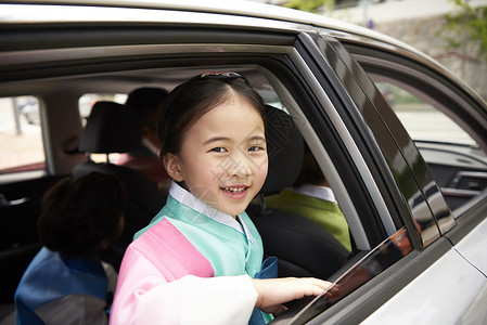 坐在车里的穿朝鲜服饰的小朋友图片