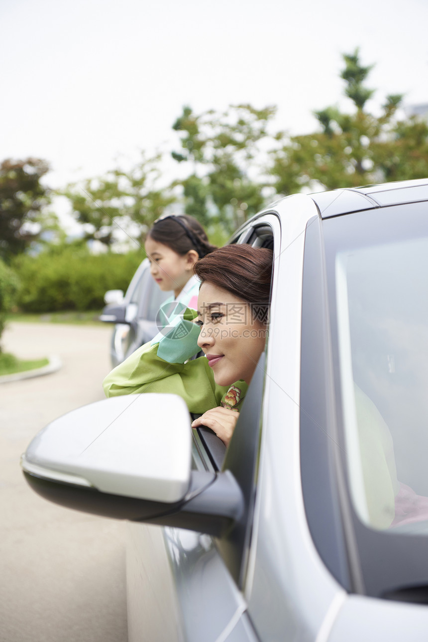 在车里探出头的母女二人图片