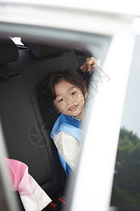 车里坐着的穿朝鲜服饰的小朋友图片