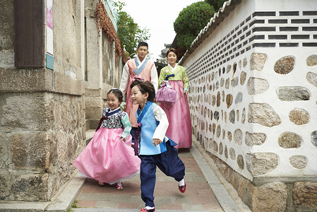 穿朝鲜服饰的一家人图片