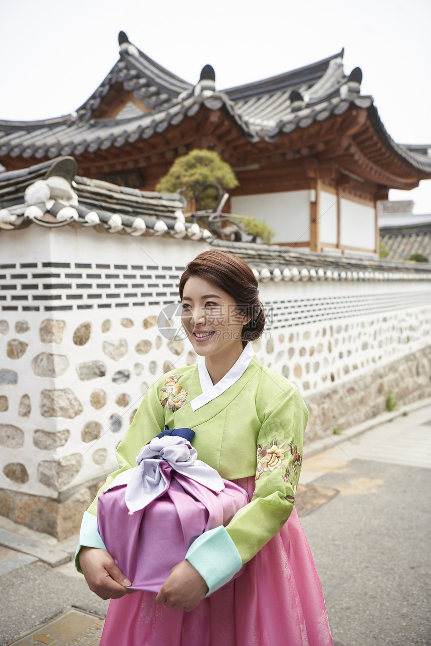 手拿礼物的穿朝鲜服饰的女人图片