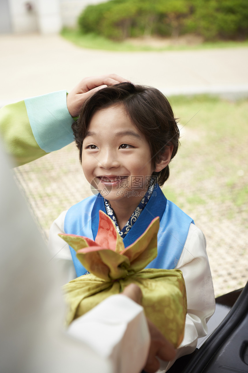 穿韩服的小男孩图片