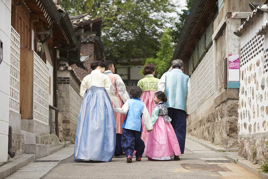 身穿韩服出游的一家图片