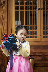 传统韩式服装家庭背景图片