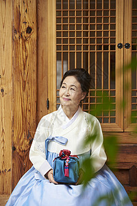 传统韩式服装家庭图片