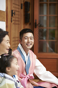 穿着韩国传统服饰的男人图片