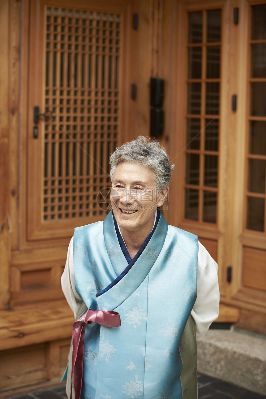 穿着韩式传统服装的老年男性图片