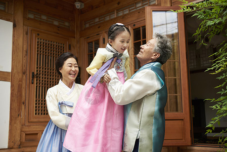 探望韩国传统家庭长辈的小女孩图片