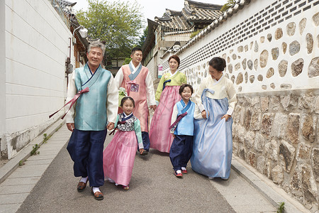 穿着韩式传统服装的祖孙三代家庭图片