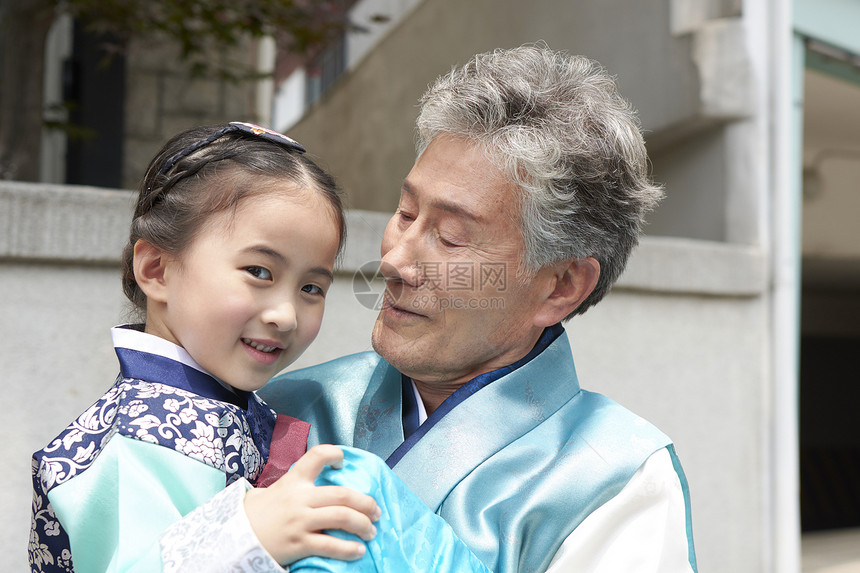 穿着韩式传统服装的爷爷和孙女图片