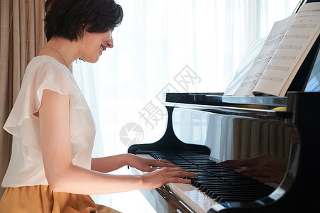 弹钢琴的女人图片