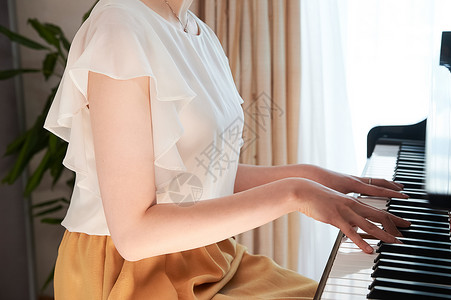 居家弹钢琴的女性图片