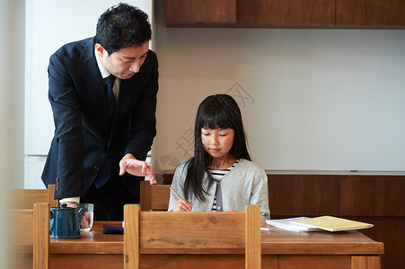 父亲日本人女儿家庭学习女孩在餐厅学习图片
