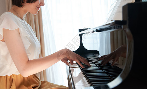 女士上课青春一个女人弹钢琴图片