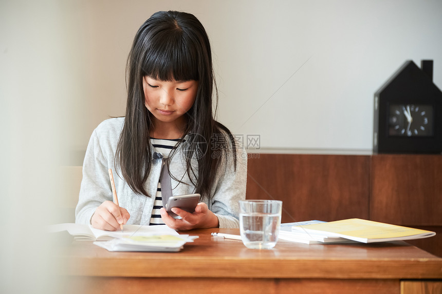 在餐厅学习的女孩图片