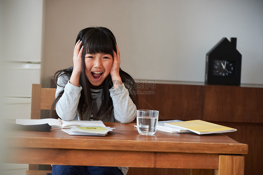 女孩在餐厅学习写作业图片