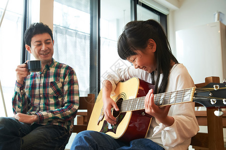 爸爸教女儿弹吉他图片