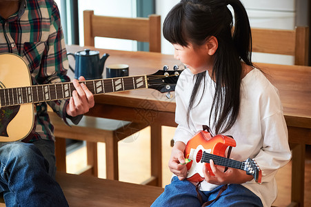 教女儿弹吉他的父亲图片