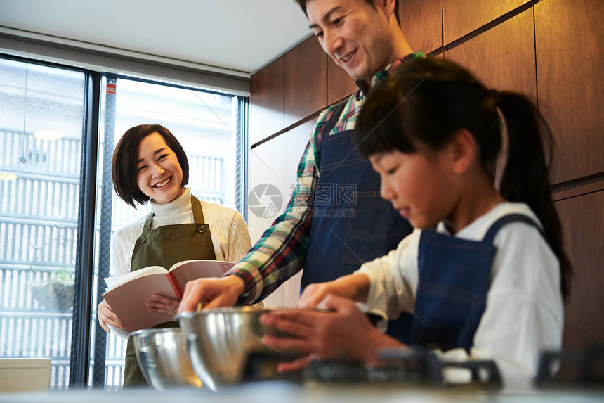 父母和孩子们享受烹饪图片