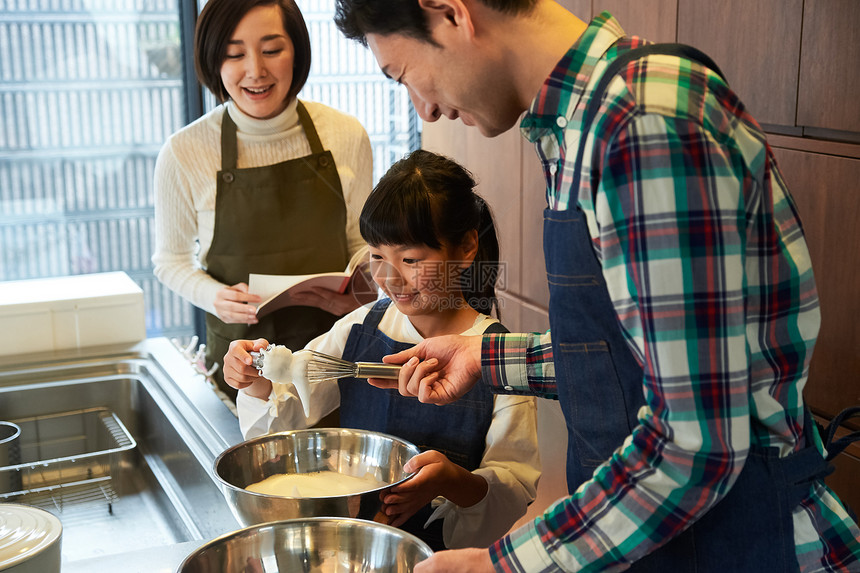 父母和孩子们享受烹饪图片