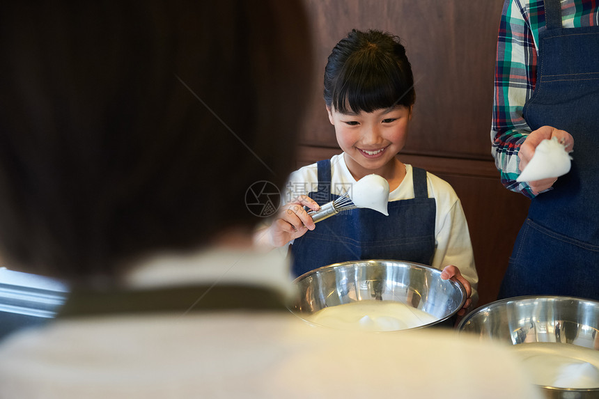 一家人在厨房享受烹饪图片