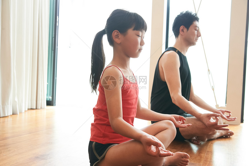爸爸和女儿在家里练习瑜伽图片