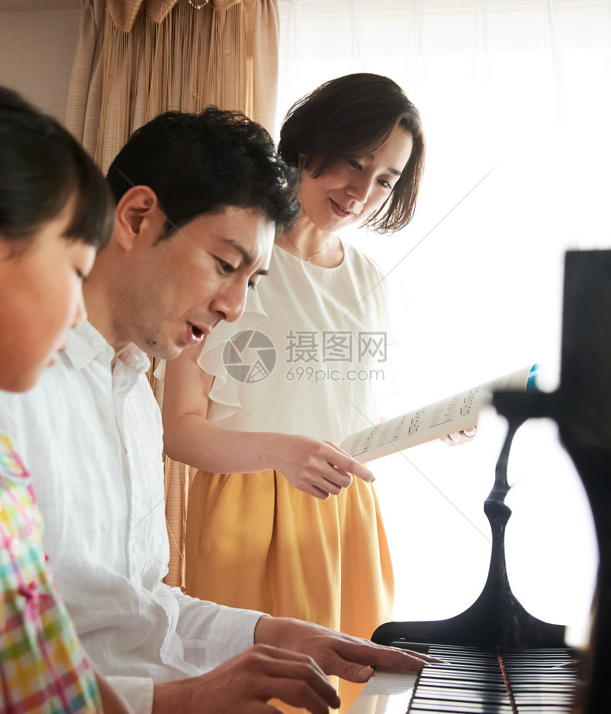 一家人在家里弹钢琴图片