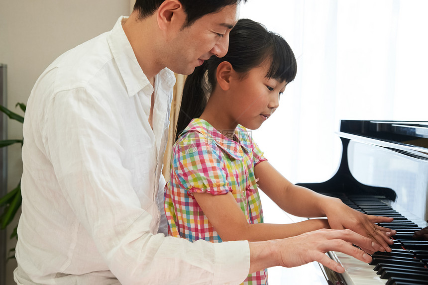 爸爸教女儿弹钢琴图片