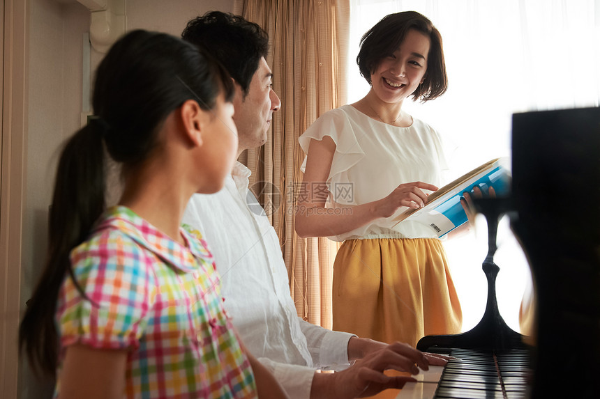 爸爸教女儿弹钢琴图片