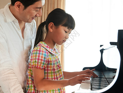 女生上课假期钢琴课图片