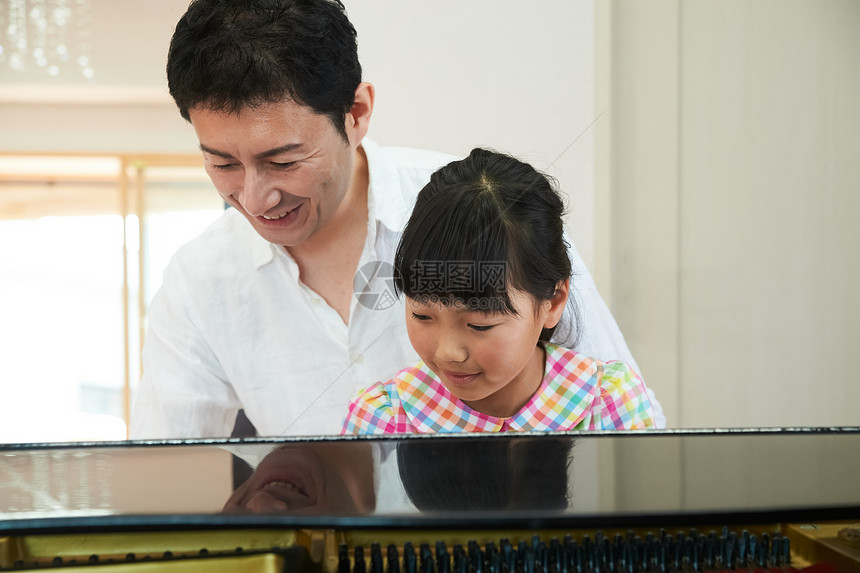 孩子在家上钢琴课图片