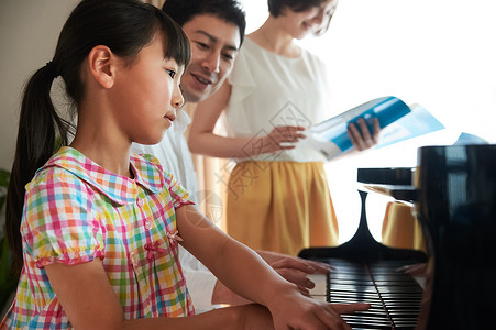 孩子在家上钢琴课背景图片